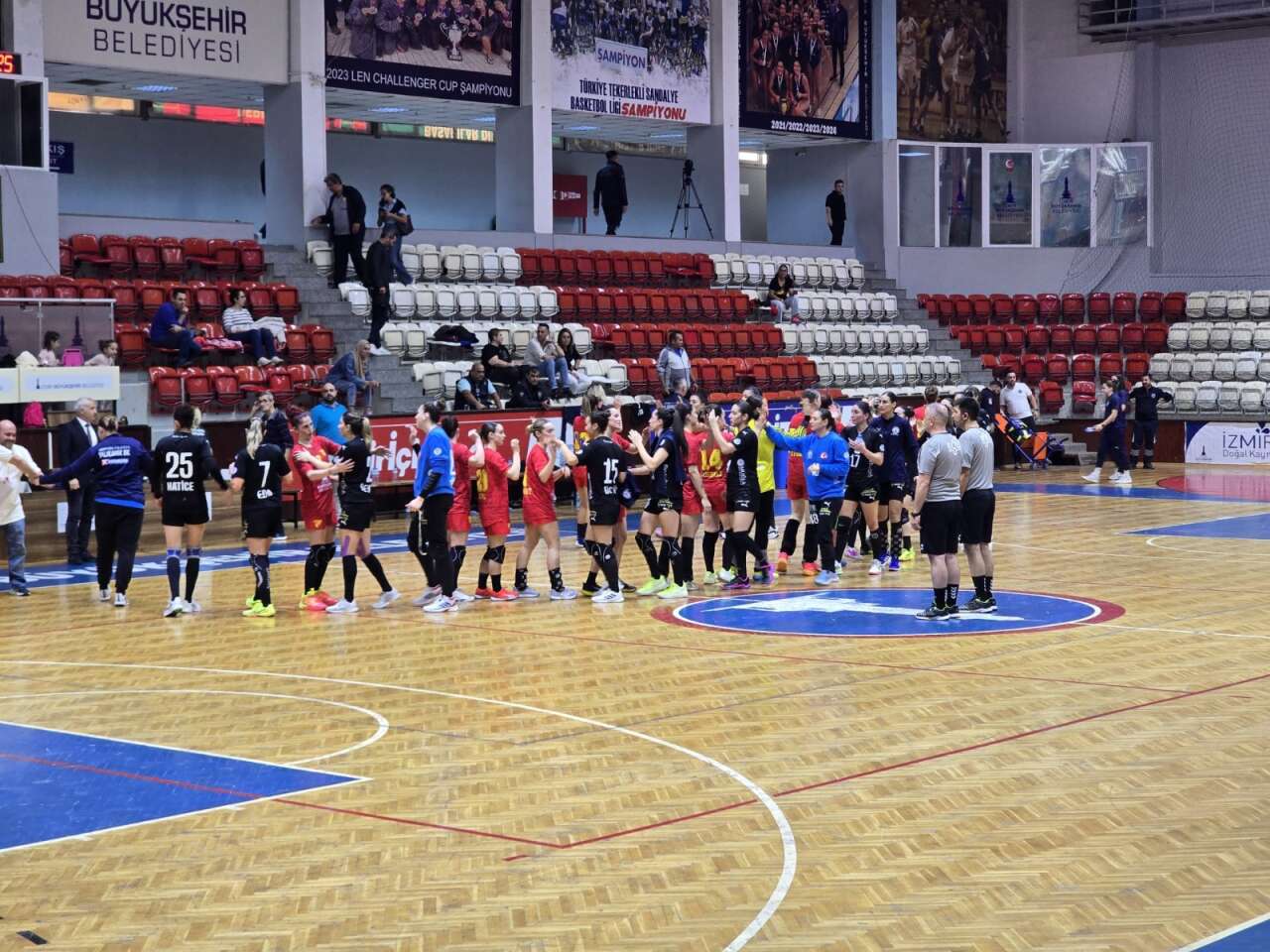 Denizin Kızları İlk Yarının Son Maçında Fırtına Gibi Esti: Göztepe 21 – 29 Armada Praxis Yalıkavakspor 1